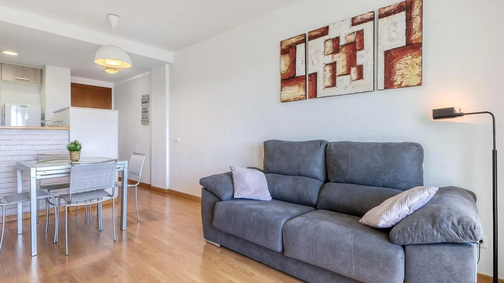 Charming Apartment With Patio 로지즈 0*,  스페인