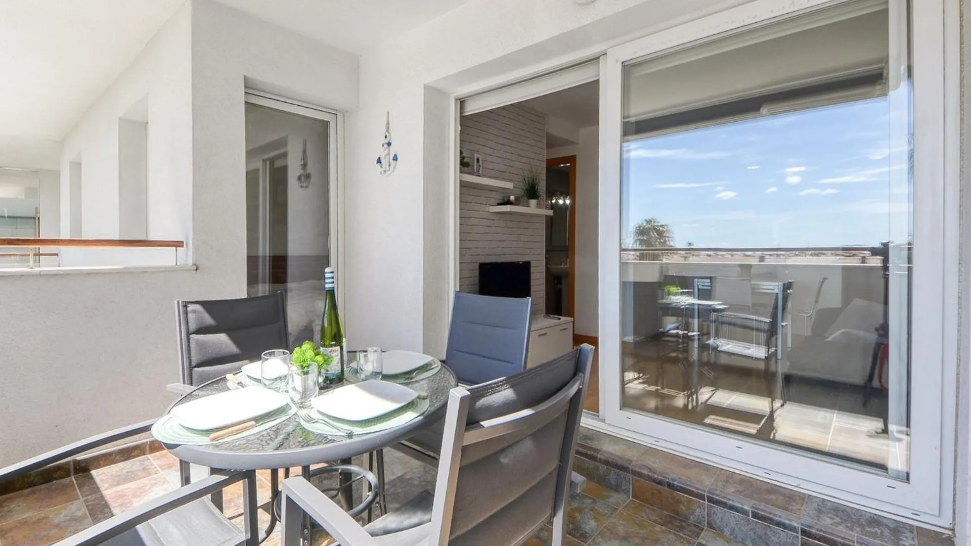 Charming Apartment With Patio 로지즈