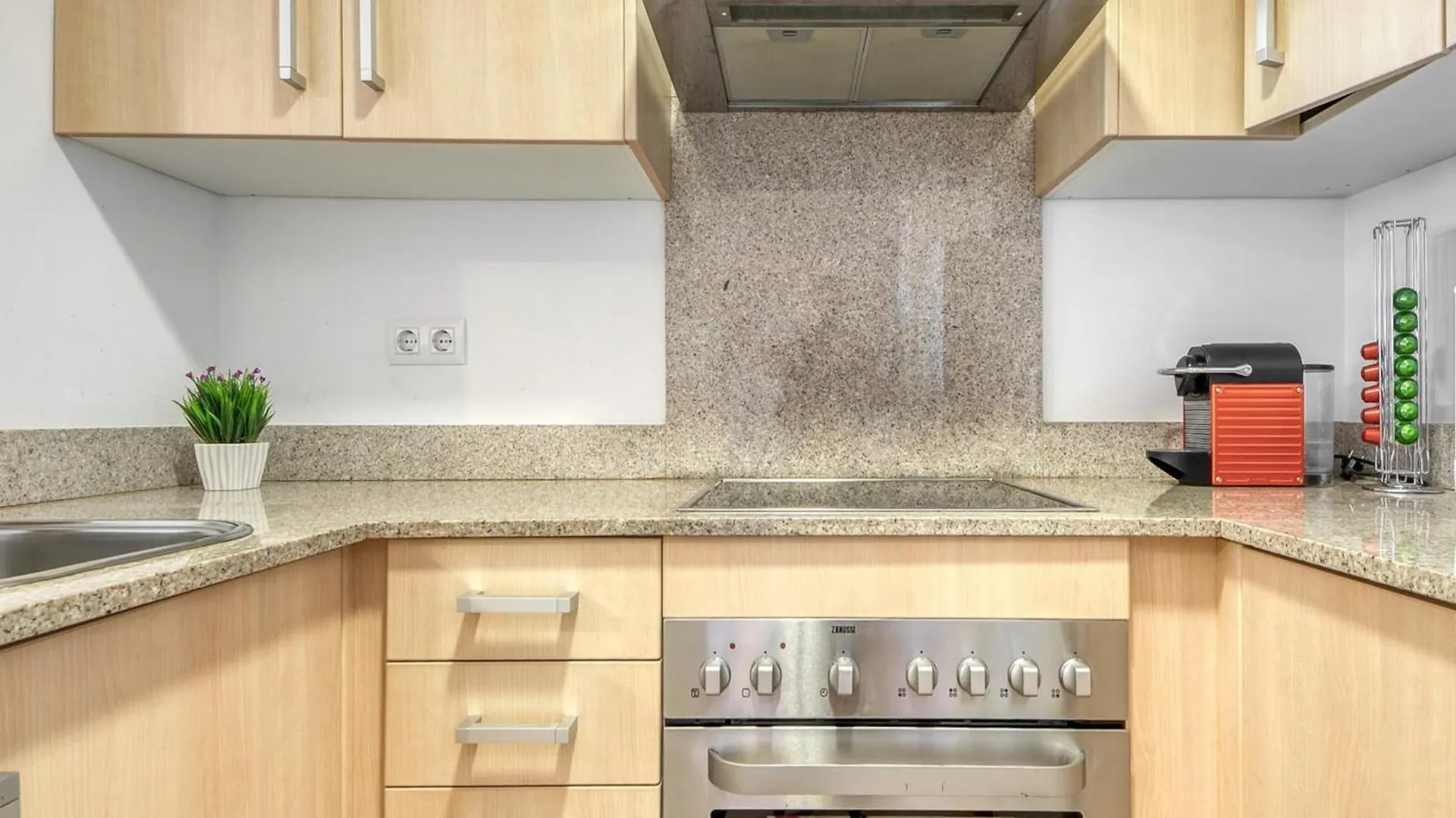 Charming Apartment With Patio 로지즈 0*,