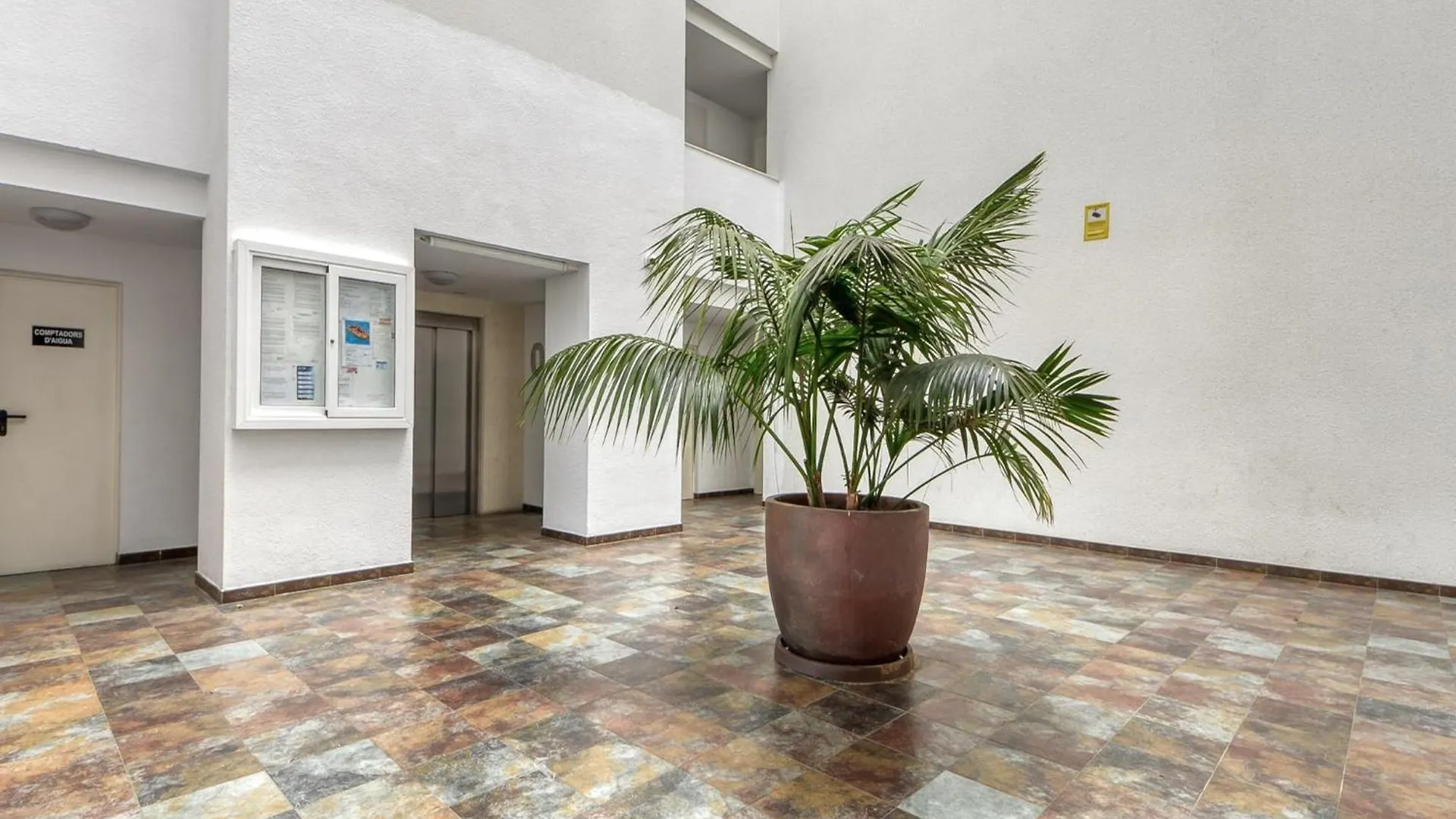 Charming Apartment With Patio 로지즈
