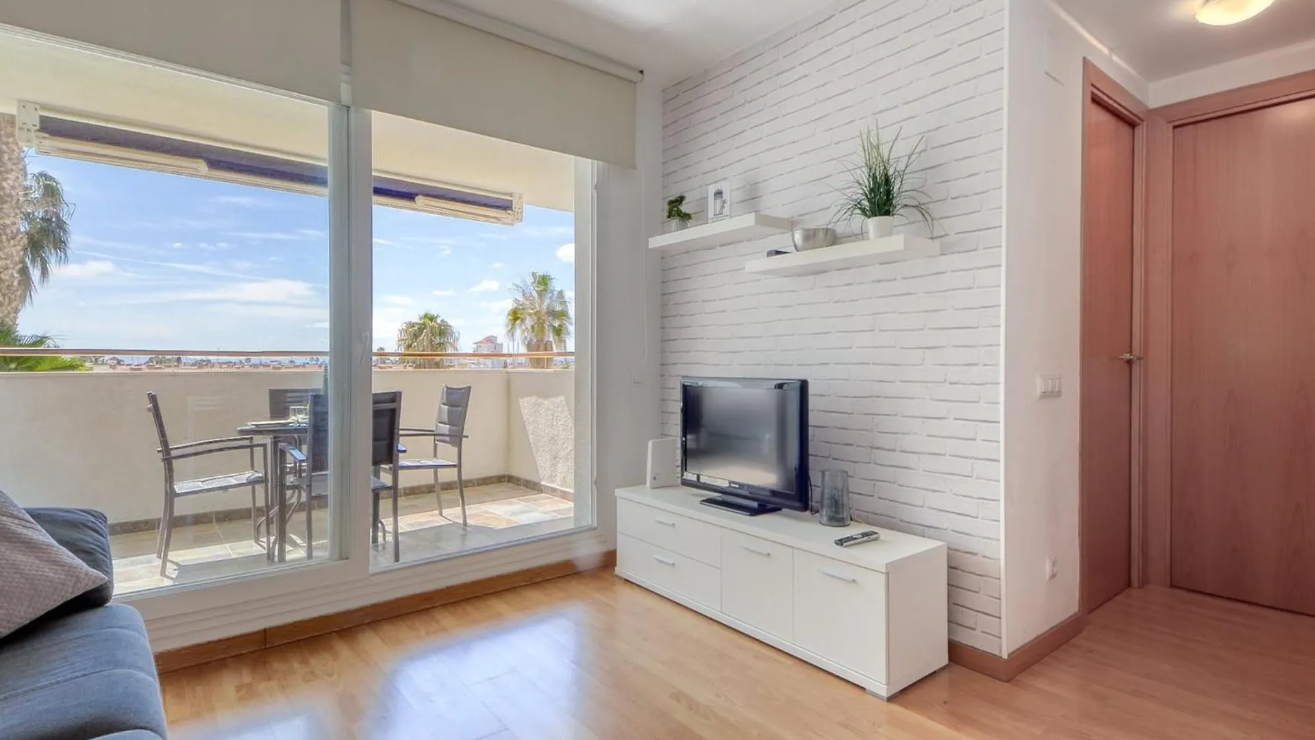 Charming Apartment With Patio 로지즈