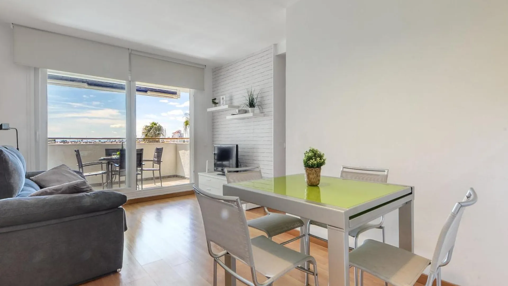 Charming Apartment With Patio 로지즈 스페인