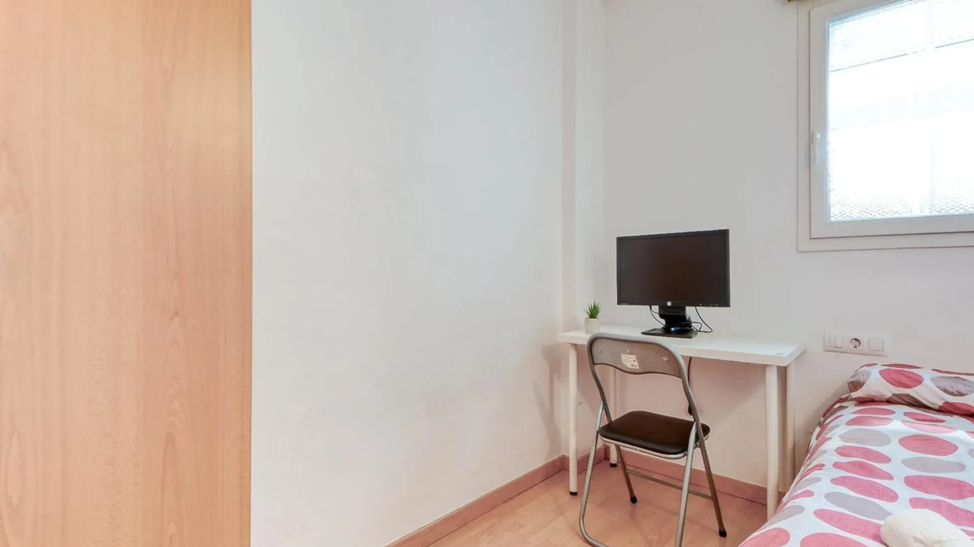 Charming Apartment With Patio 로지즈
