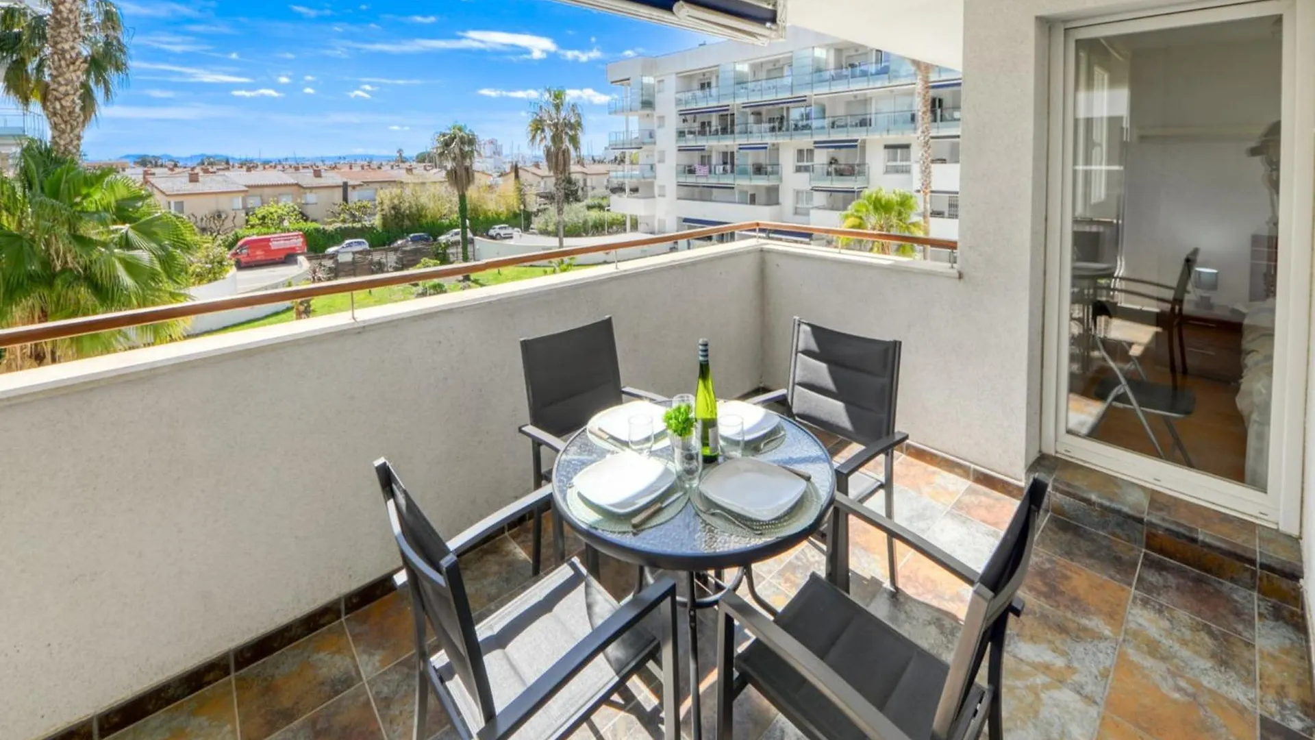 Charming Apartment With Patio 로지즈