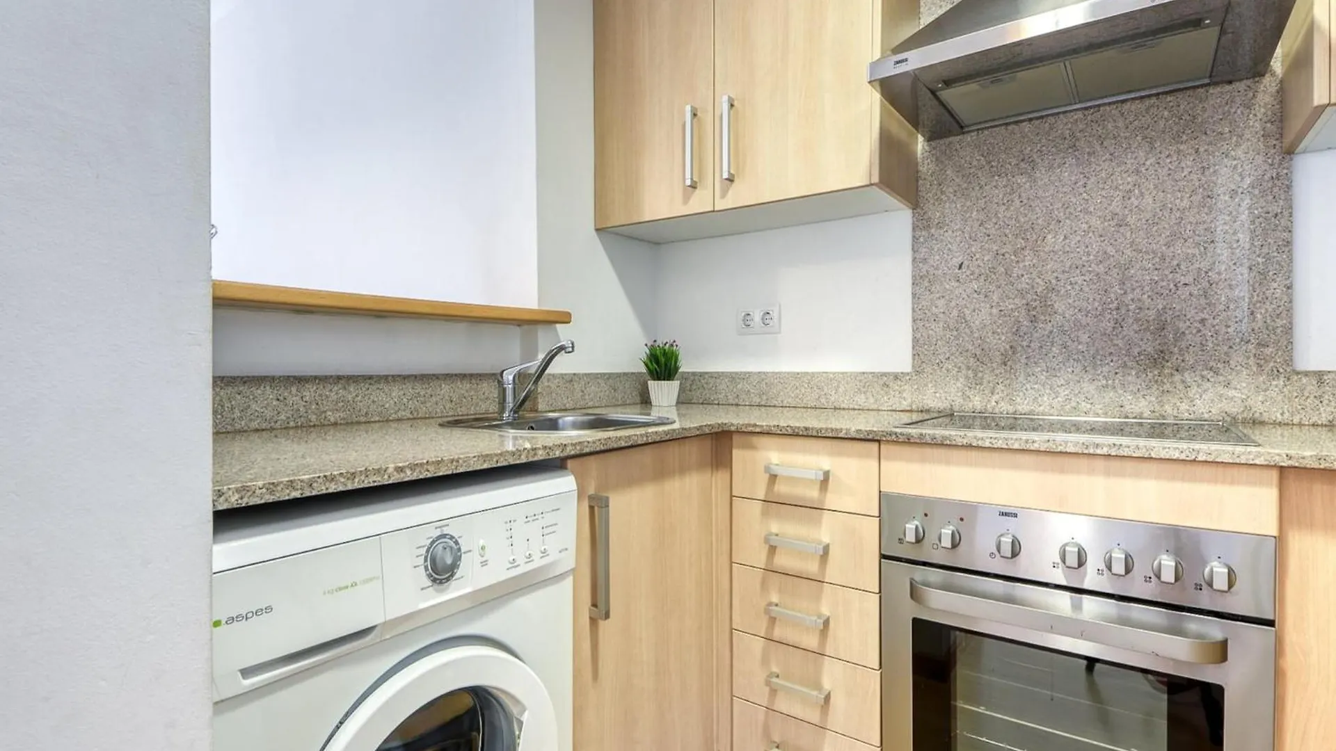 Charming Apartment With Patio 로지즈